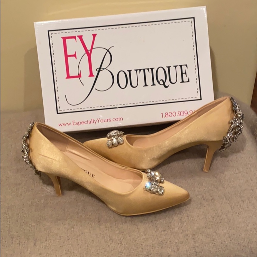 Ladies EY Boutique size 8.5 gold heels. Worn once.